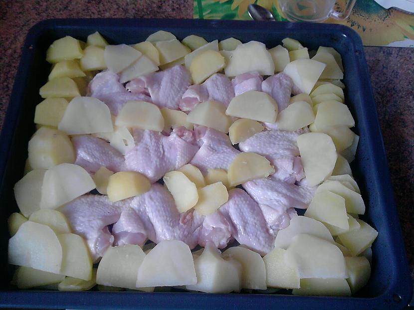 Kad karyupelīsi apkārt... Autors: rabbitman15 Kartupeļu sacepums ar vistas spārniņiem.