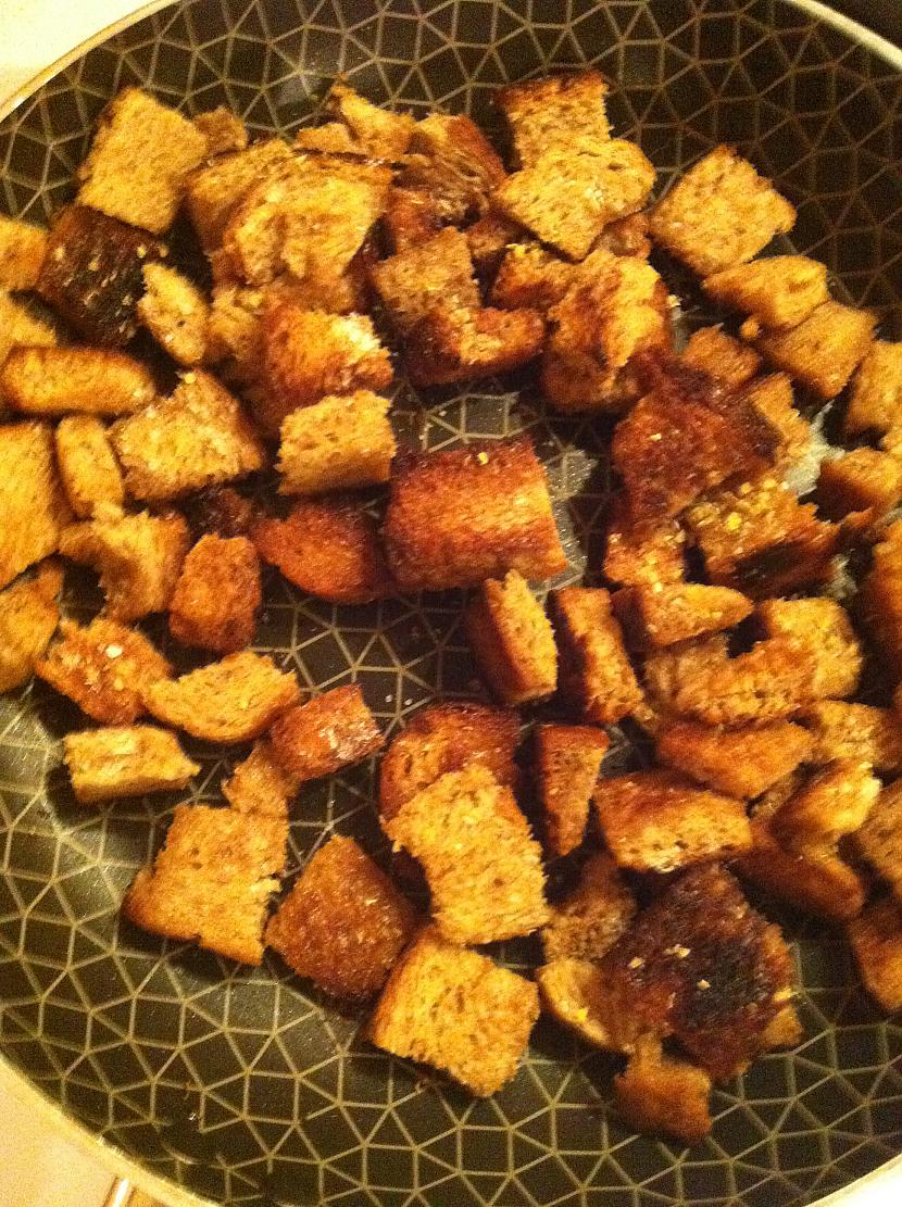 Un beram uz maizes gabaliņiem... Autors: newborn Cēzara salāti bez Cēzara