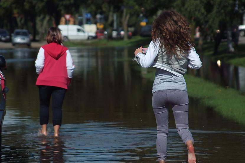 Māsa ar draudzeni tusē pa... Autors: Amatiere SNIEGS un plūdi - 1.septembris Ventspilī