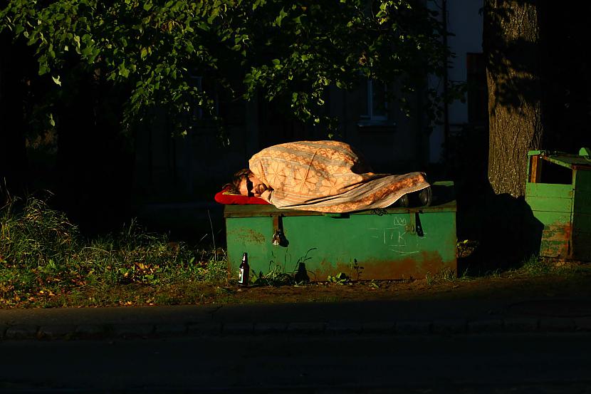 Pastaigas pirmais foto Bildē... Autors: eifelis Planking is soo oldschool - "sleeping" is new planking #2
