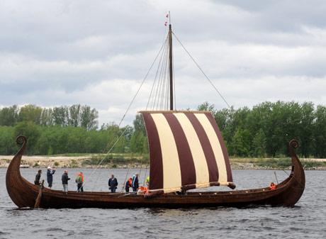  Autors: Ninjack Pa Daugavu ceļo Latvijā būvētais vikingu kuģis.