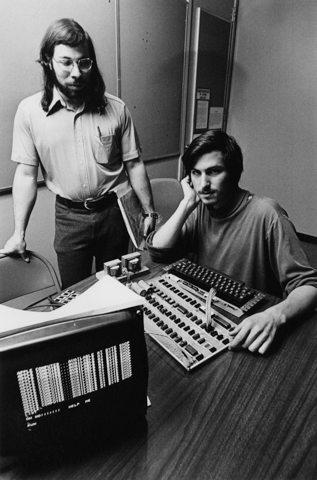 1974 gadā Stīvs iegūst darbu... Autors: elizabeteelina Steve Jobs (1955-2011)