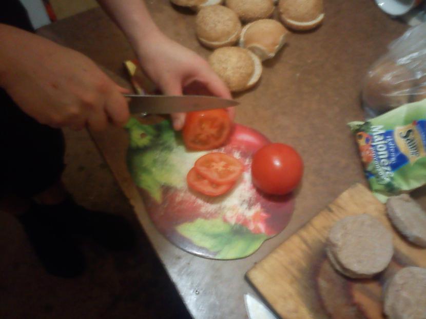 pa to laiku sagriežam tomātus Autors: HellAngel ātri un lēti pagatavojami burgeri!