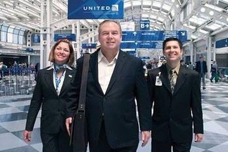 Thomas Stacker Autors: Apelsiinsss United Airlines nosauc lidmašīnu sava patstāvīgā pasaž