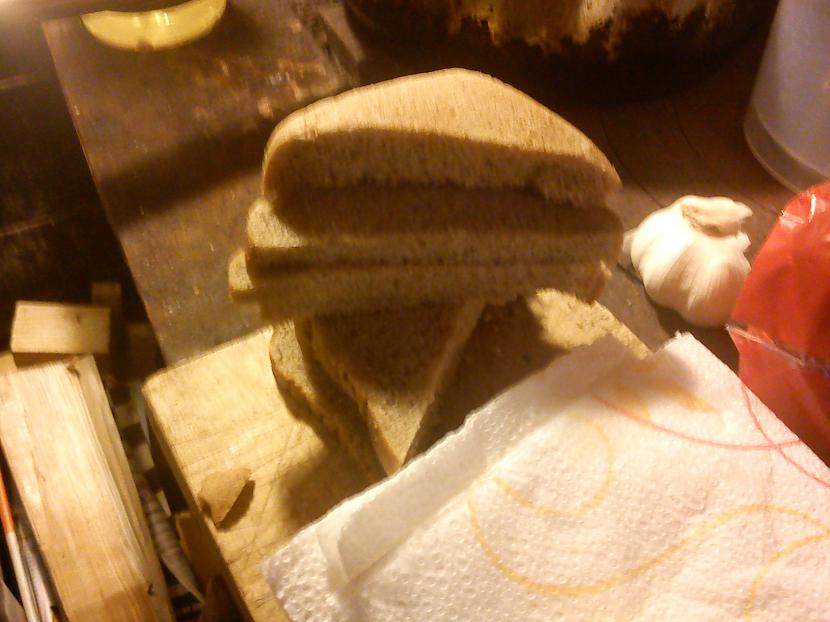 Sagriežam maizi uz pusēm  var... Autors: CoffeeQueen ķiploku grauzdiņi.
