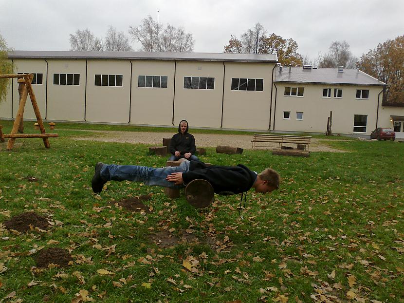 uz cita veida šūpolēm Autors: ar4uxxx Planking in  school...
