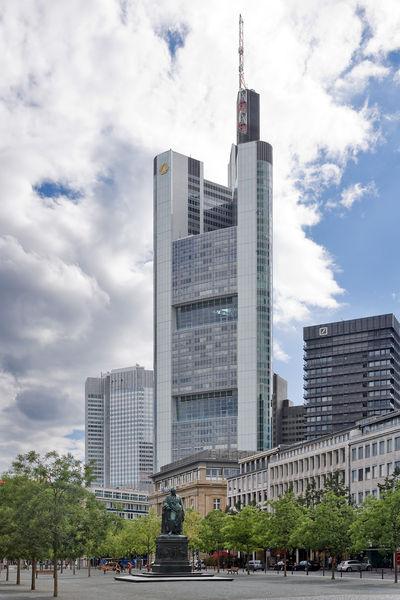 Commerzbank tornis  atrodas... Autors: hariits Arhitektūras brīnumi /3/