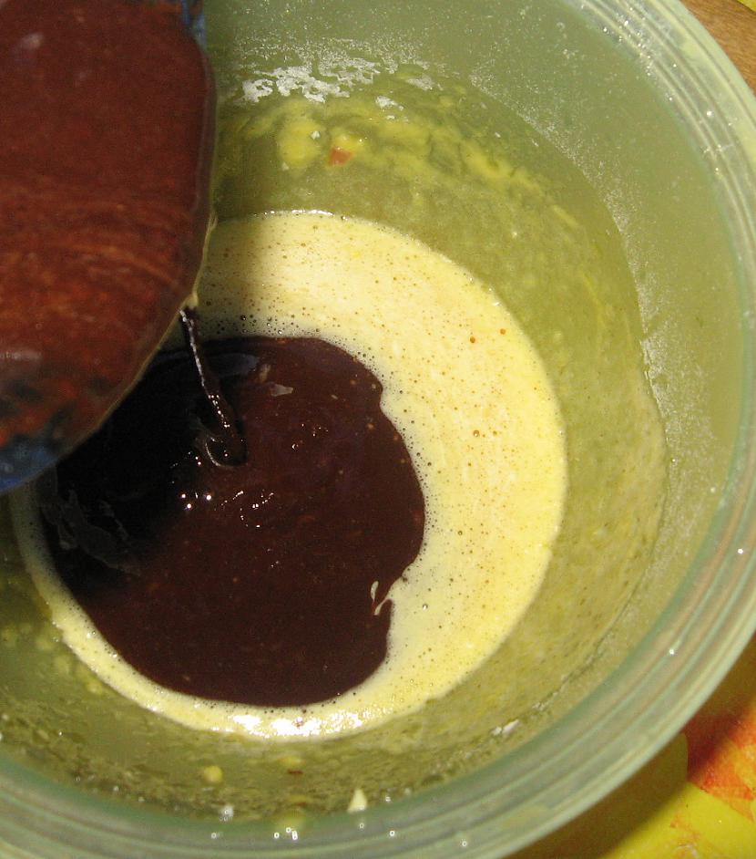 Izkausētu masu atdzesē un... Autors: chocolates Karstās šokolādes kūciņas