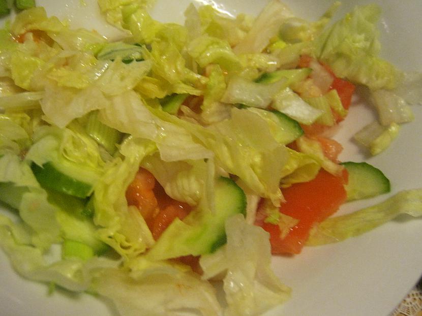 Sagriežam tomātu gurķi ledus... Autors: Žagars Laša steiks ar dārzeņu salātiem.