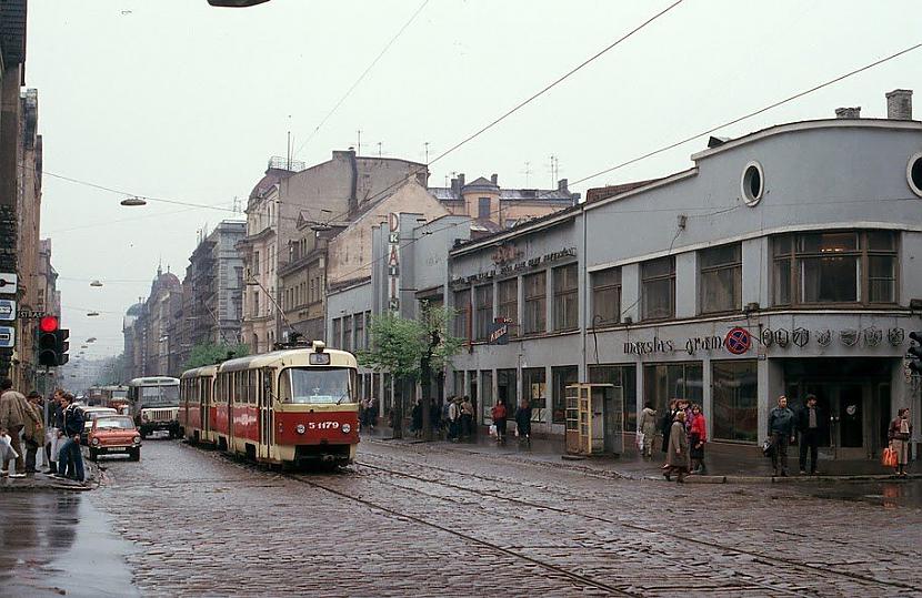  Autors: connected Rīga atsoņdesmitajos.