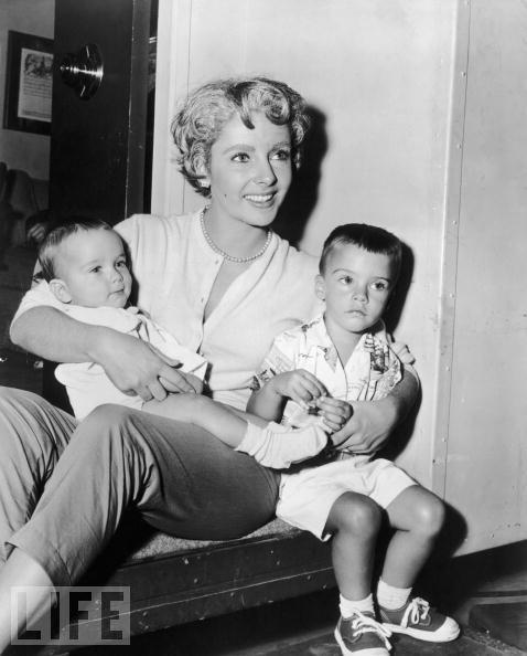Elizabete ar dēliem Michael... Autors: putamadre Elizabeth Taylor life in pictures