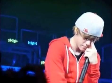 Viņš pelna lielāku naudas... Autors: Mmiezis Kāpēc daudzi ņirgājas par Justinu Bieberu?