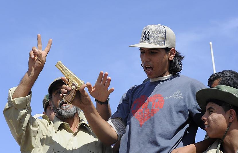 Lībijas nemiernieks tiek... Autors: cuchins Aizvadītā 2011 spēcīgākās bildes!
