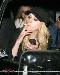 Avril Lavigne  manuprāt viņai... Autors: titiuu Slavenību kaitīgie ieradumi
