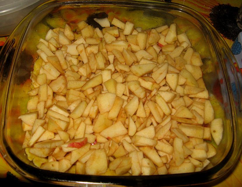 Uz mīklas uzber ābolus pārlej... Autors: chocolates Gardā ābolu kūka