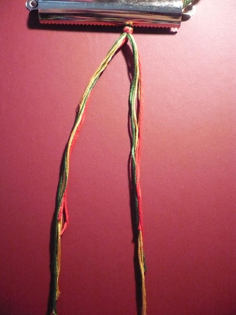 Sadalam visus diegus divās... Autors: Fosilija Friendship Bracelets:Kā uztaisīt thin multicolor bands?