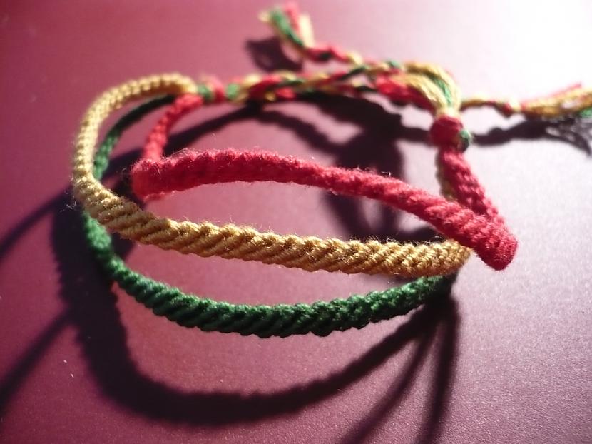 Un volā thin multicolor bands... Autors: Fosilija Friendship Bracelets:Kā uztaisīt thin multicolor bands?