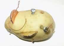 Saspraužam kartupelī dažādu... Autors: Creepymeow Kartupeļa baterija.