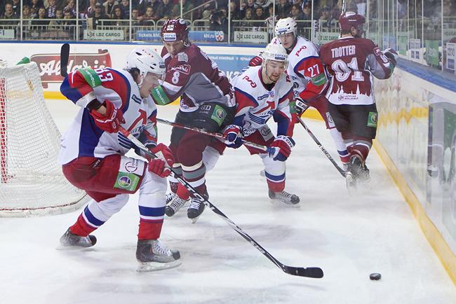  Cīņa par ripu pie apmales KHL... Autors: ak34 Sporta bildes 2011