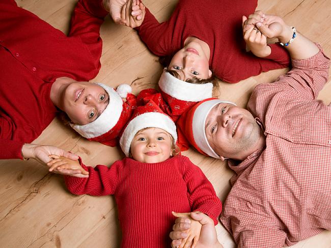 pavadīt tos kopā ar ģimeni... Autors: ZveeRiņš All i need for christmas.