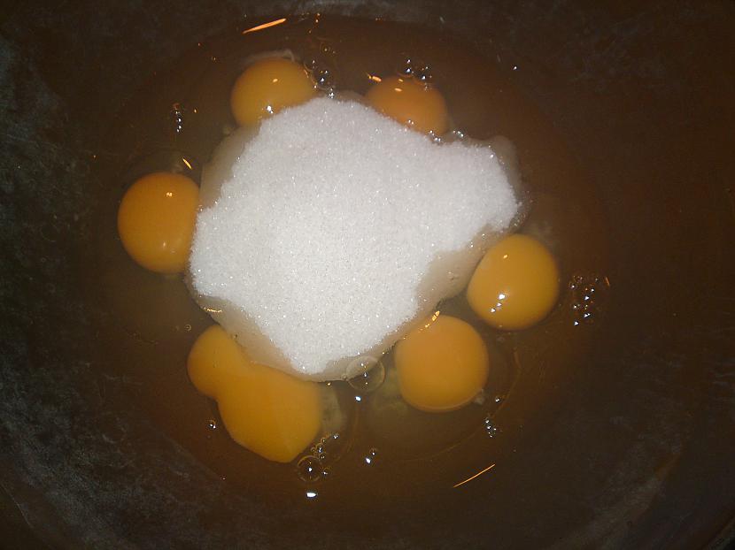 Tātad sakuļam olas ar cukuru Autors: allaroundme Savādāka medus kūka