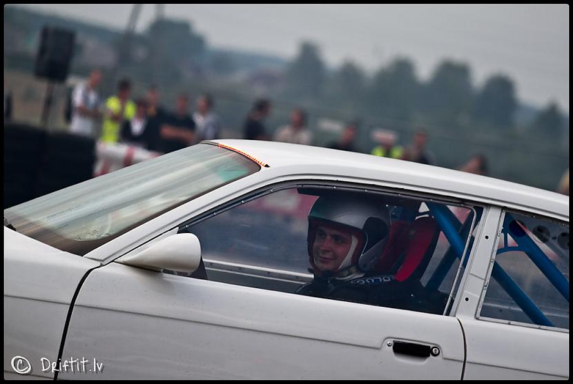 Jevgēnijs Kuprivajovs brauc ar... Autors: Fosilija Latvijas Pro Drifta Auto Apskats Ar Pilotiem 2011.