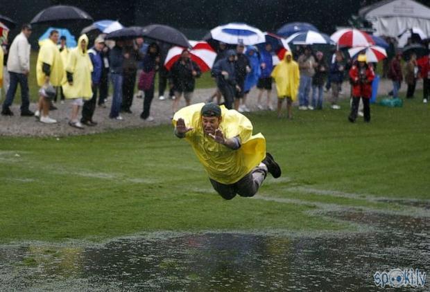 A spectator dives into a... Autors: Ivarocks Draugiem.lv runā !!