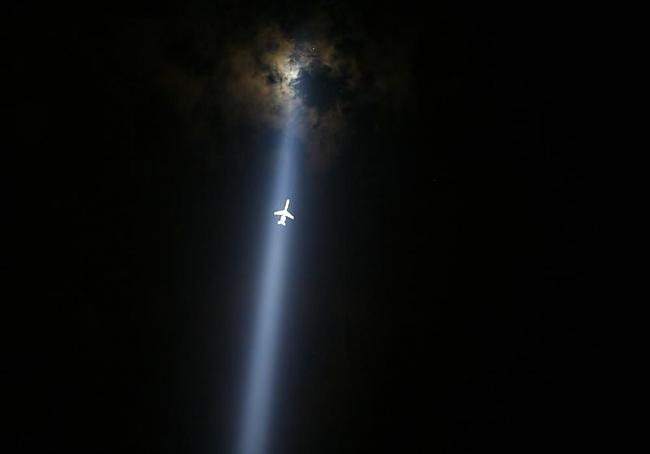 Lidmascaronīna lido caur... Autors: Drug Dealer 10 foto, kas satricināja pasauli 2011. gadā.
