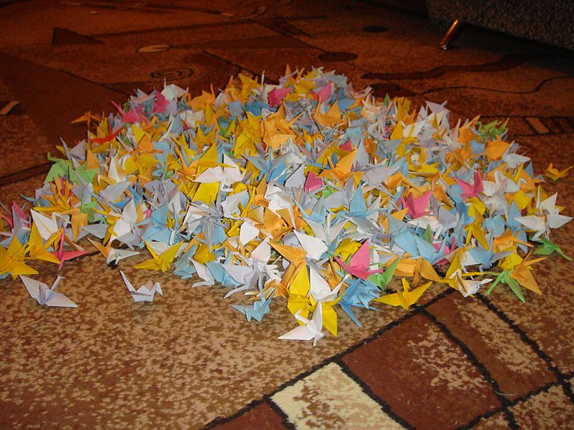  Autors: Nobuko 1000 origami dzērvītes.(hand made)
