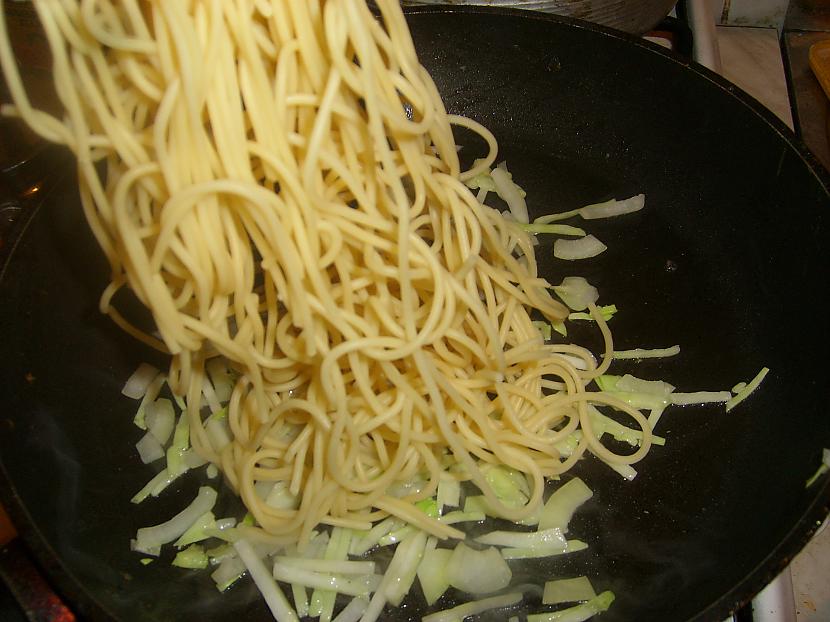Un jau pievieno spagetti Autors: Cigors7 Stir-fry pasta (elementāri)