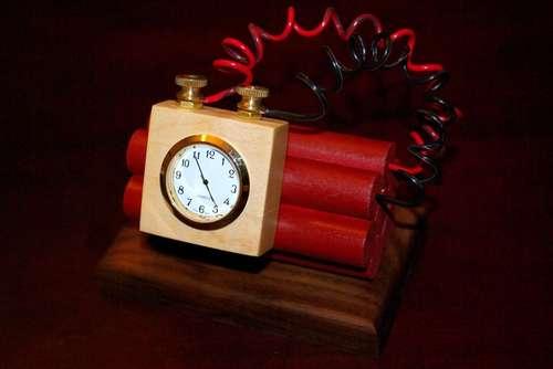 Ieliekam pulksteni un dinamīta... Autors: LielaisLempis Izveido sev oriģinālu pulksteni.