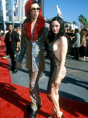 Rose McGowan1998 kas par tērpu... Autors: UglyPrince MTV VMA Awards- biedējošākie tērpi
