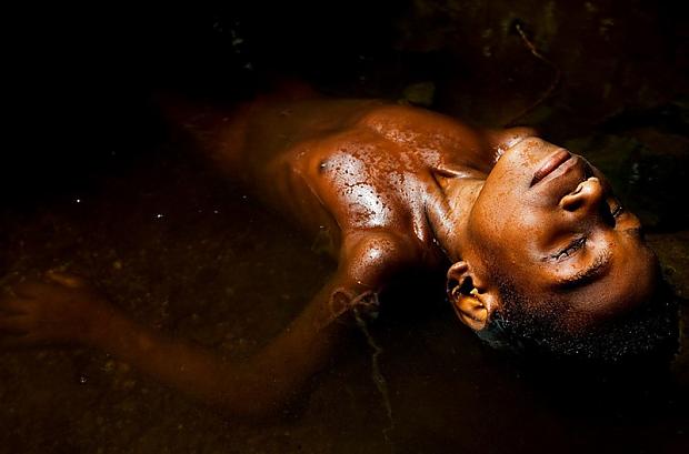 Bērns lietus laikā Autors: BrikuLis Papua cilts.