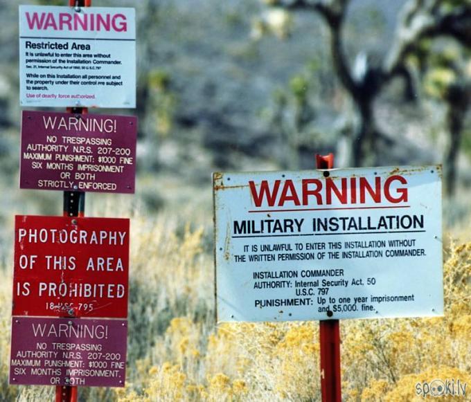 Zīmes  netālu no ieejas... Autors: wurstbrot Area 51  trespassers will be shot