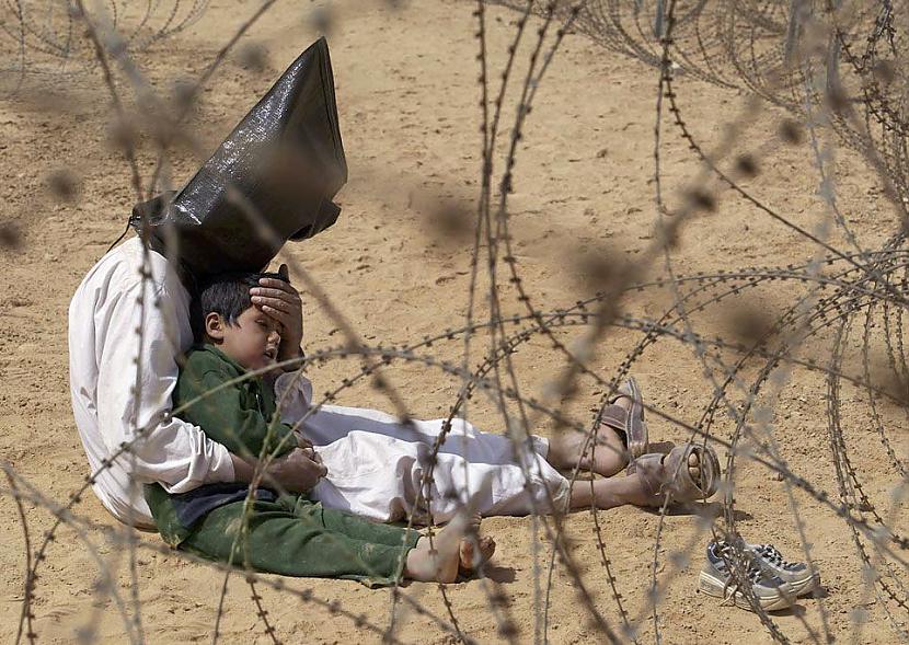 Irākietis mierina savu dēlu... Autors: corvine Stāsts par bildi 12