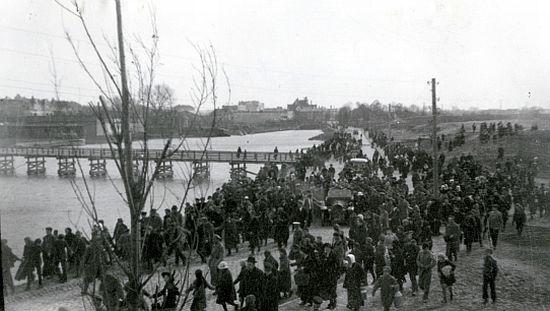 Rīdzinieki priecājas pēc... Autors: legion Lāčplēša diena.