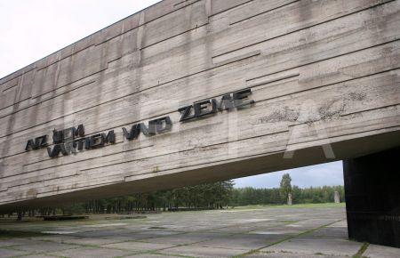 Salaspils memoriāla ieejas... Autors: Samaara "Aiz šiem vārtiem vaid zeme"