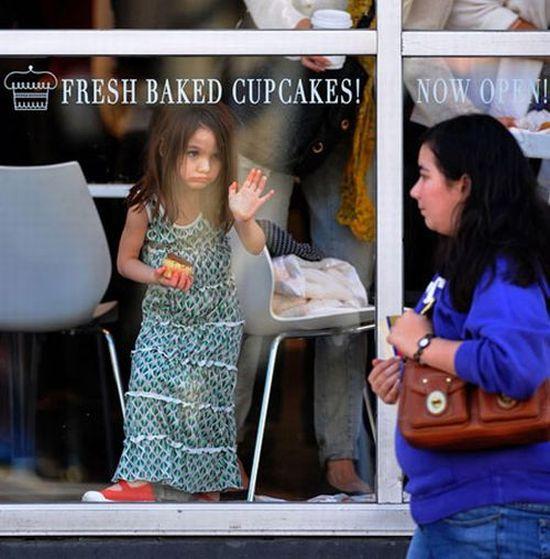 Suri Cruise Calls For Help Autors: artyrs Smieklīgākā slavenības bilde 2009