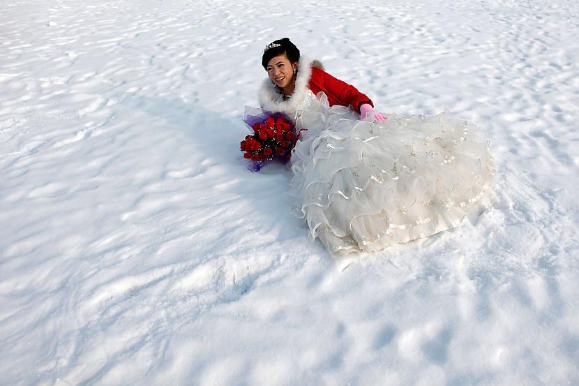 Līgava kura iepozē fotogrāfam... Autors: bizonis1 Ledus un sniega skulptūras