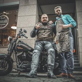 Lumberjack Barbershop apmeklē motobraucēji