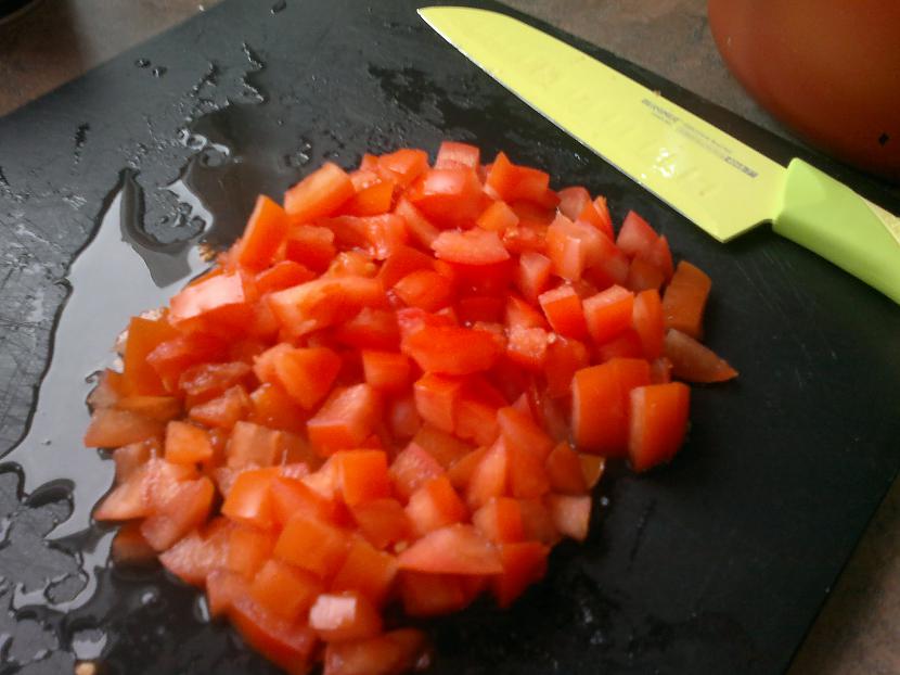Paralēli tam sagriežam tomātus Autors: dreamer16 Tomātu zupa ar vistu. :)