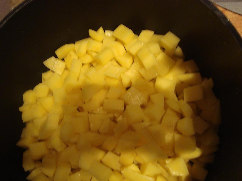 Kartupeļus nomizo sagriež... Autors: Ekstra Gardā siera-šampinjonu zupa