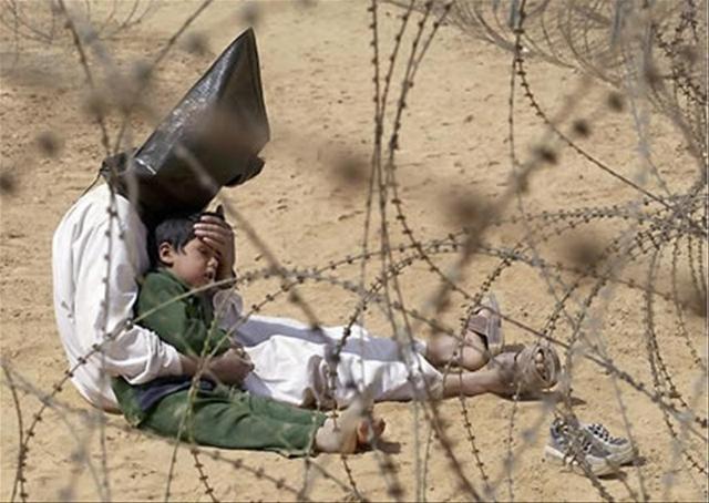 2003 gads Irākas cietumnieks... Autors: girlygirl Vienas no spēcīgākajām bildēm...