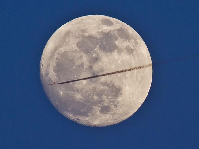  Autors: Opozitais Lidmašīnas fonā Mēness.