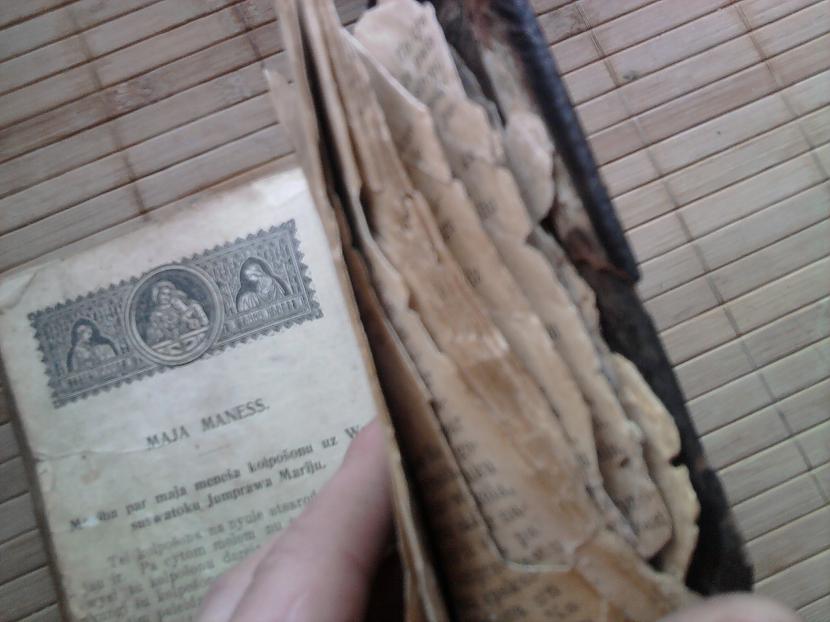 Nu scaroneit mes varam redzēt... Autors: Fosilija 102 gadus veca Bībele manā skapī.