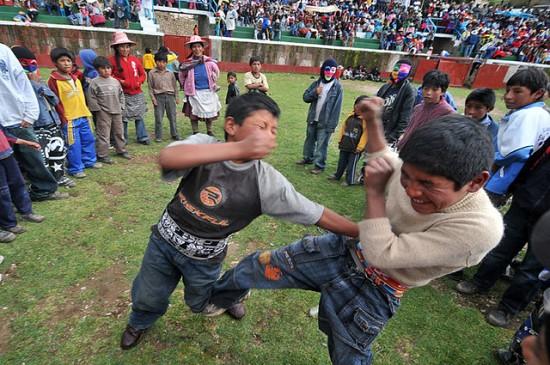 Takanakuy var parādīties kā... Autors: Arcarsenal Takanakuy kaušanās festivāls Peru