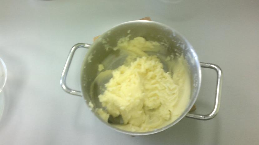 Kad kartupeļi gatavi tos... Autors: KaaMiS13 KĀ SKOLĀ TAISA ĒST? [3] jeb Veidnē cepti kartupeļi ar m