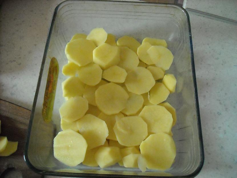 Kārtojam tos dziļākā traukā... Autors: TrešdienasRīts Kartupeļu sacepums ar vistas fileju, ananasiem un bešamel