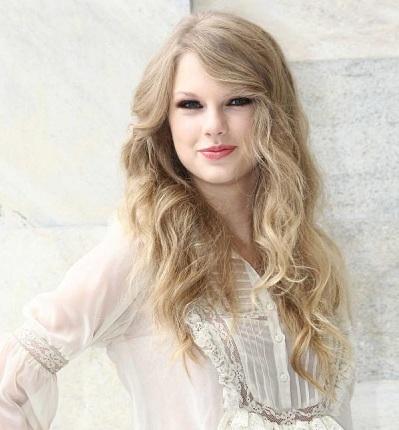 Taylor Swift Autors: NeLdiNja Dabīgi blondās slavenības.