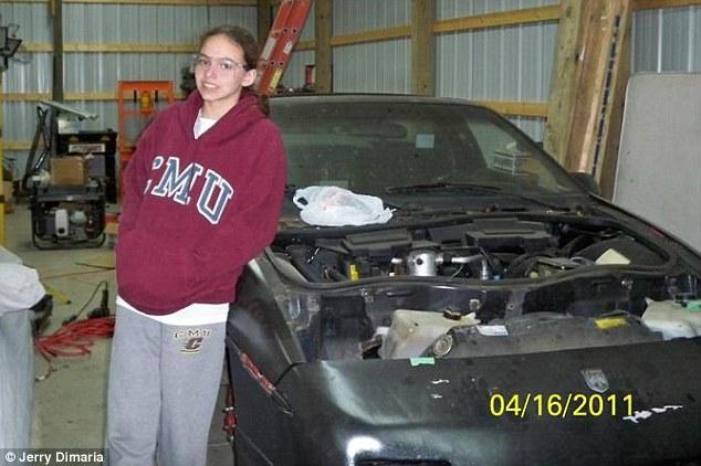  Kamēr lielākā daļu 14gadus... Autors: MJ 14 gadus veca meitene restaurē auto!